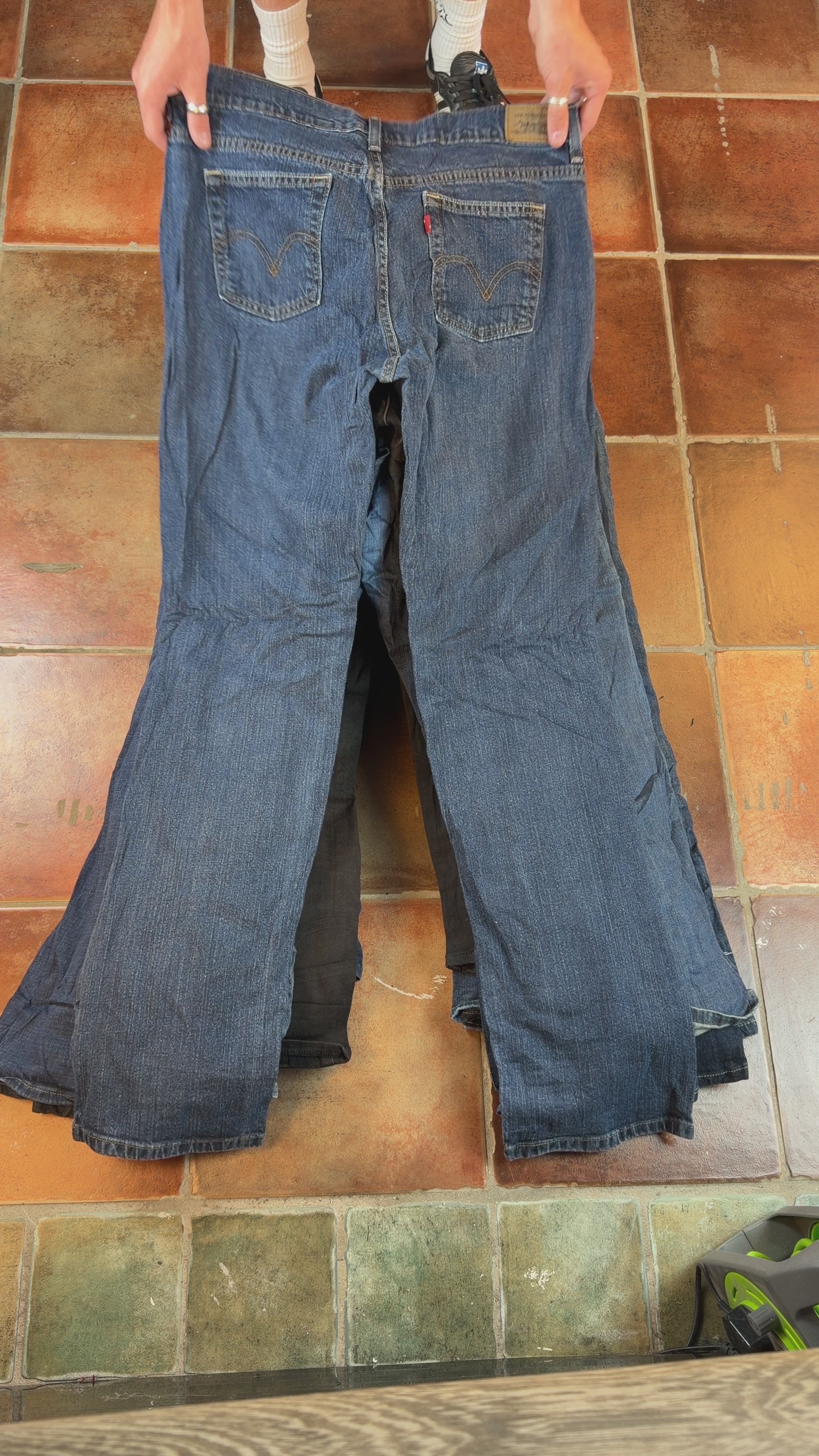 25 x women’s Levi jeans  (A/B)